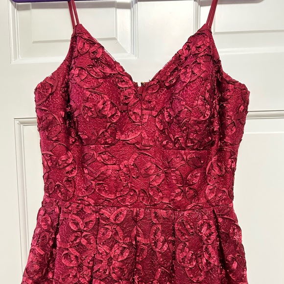 Nicole Miller maroon fit and flare dress in a beautiful floral pattern. Size 6 - Picture 4 of 4